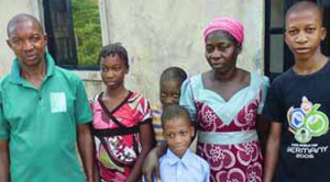 Mercy et Ademdor Agbo avec leur famille. csi