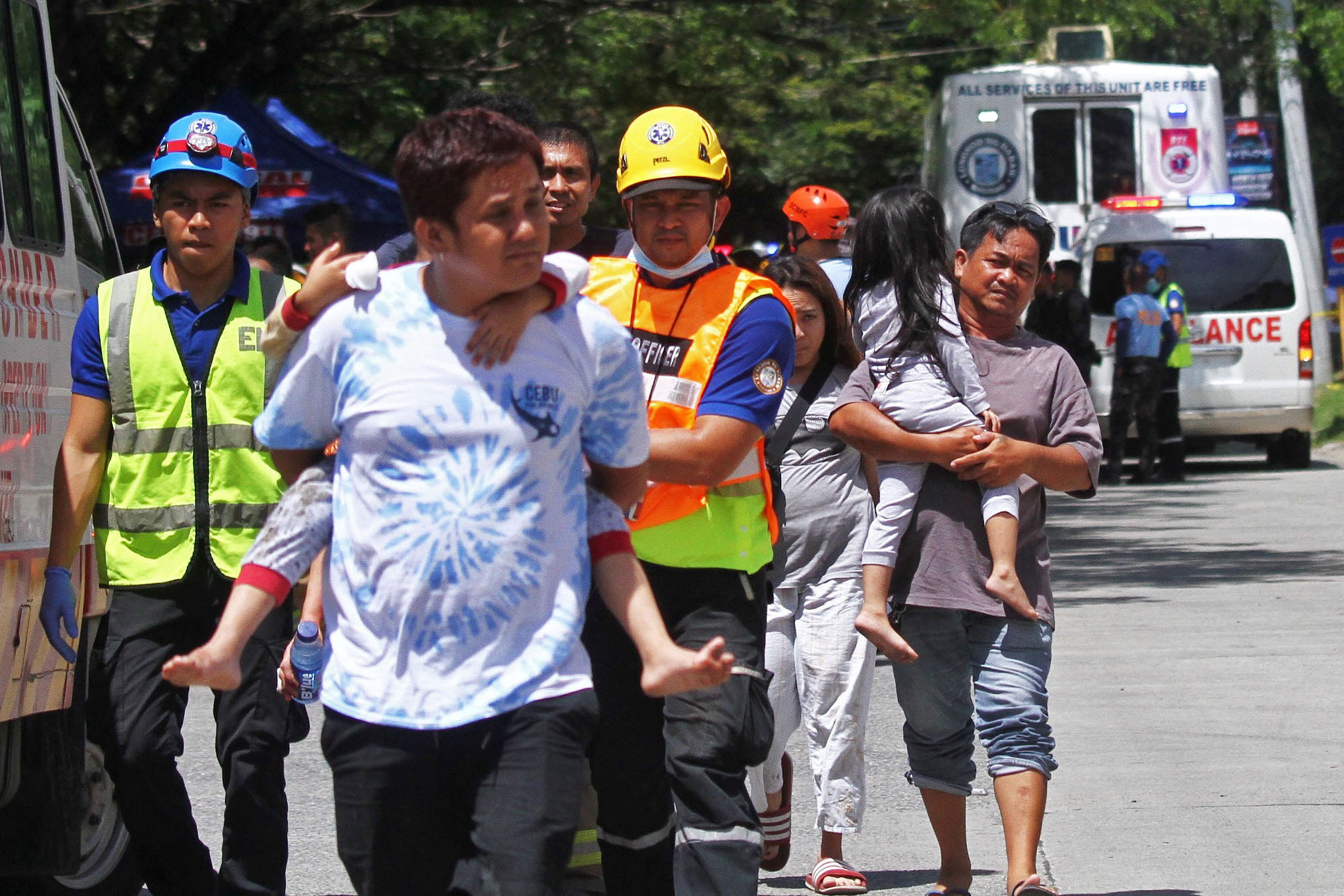Un séisme de magnitude 6,5 a frappé jeudi le sud des Philippines, tuant au moins cinq personnes et provoquant la chute de bâtiments et maisons déjà endommagés par deux précédents tremblements de terre plus tôt ce mois-ci.