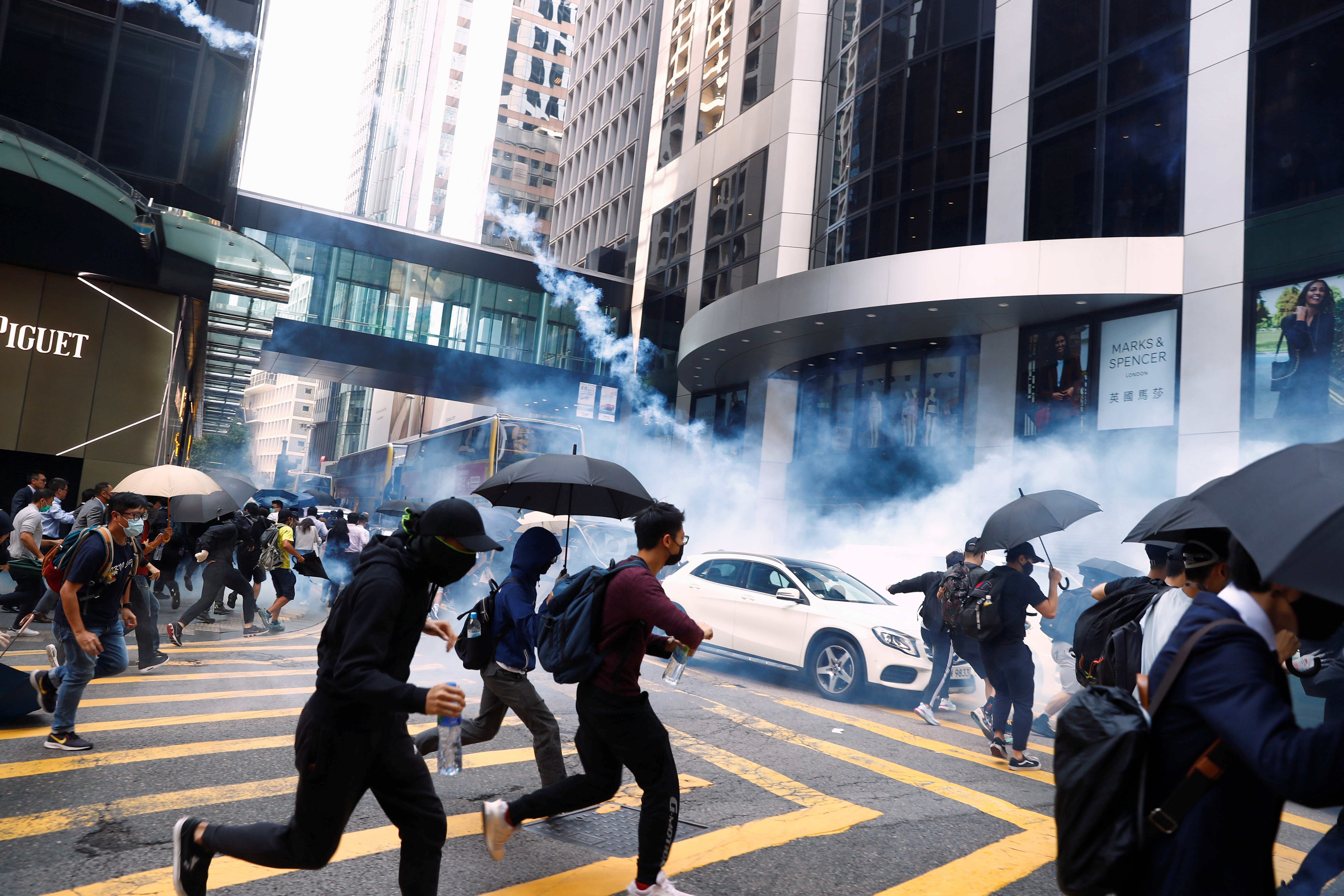 Hong Kong : La police ouvre le feu sur des manifestants