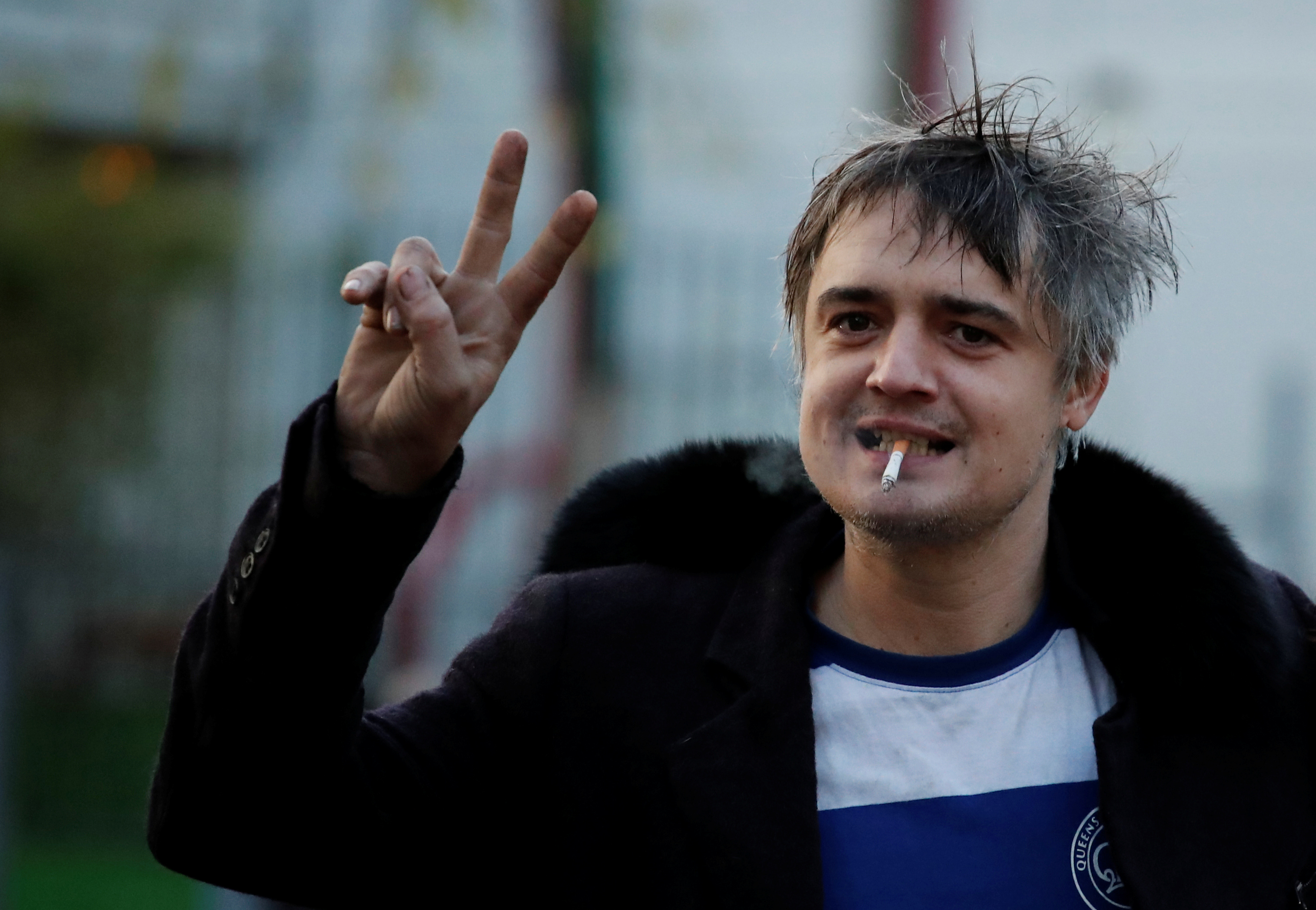 Le rocker britannique Pete Doherty, poursuivi pour une altercation sur la voie publique, a été condamné mardi à Paris à une peine de trois mois de prison avec sursis avec mise à l'épreuve et une amende de 5.000 euros, a-t-on appris de source judiciaire. /Photo prise le 12 novembre 2019/REUTERS/Benoit Tessier