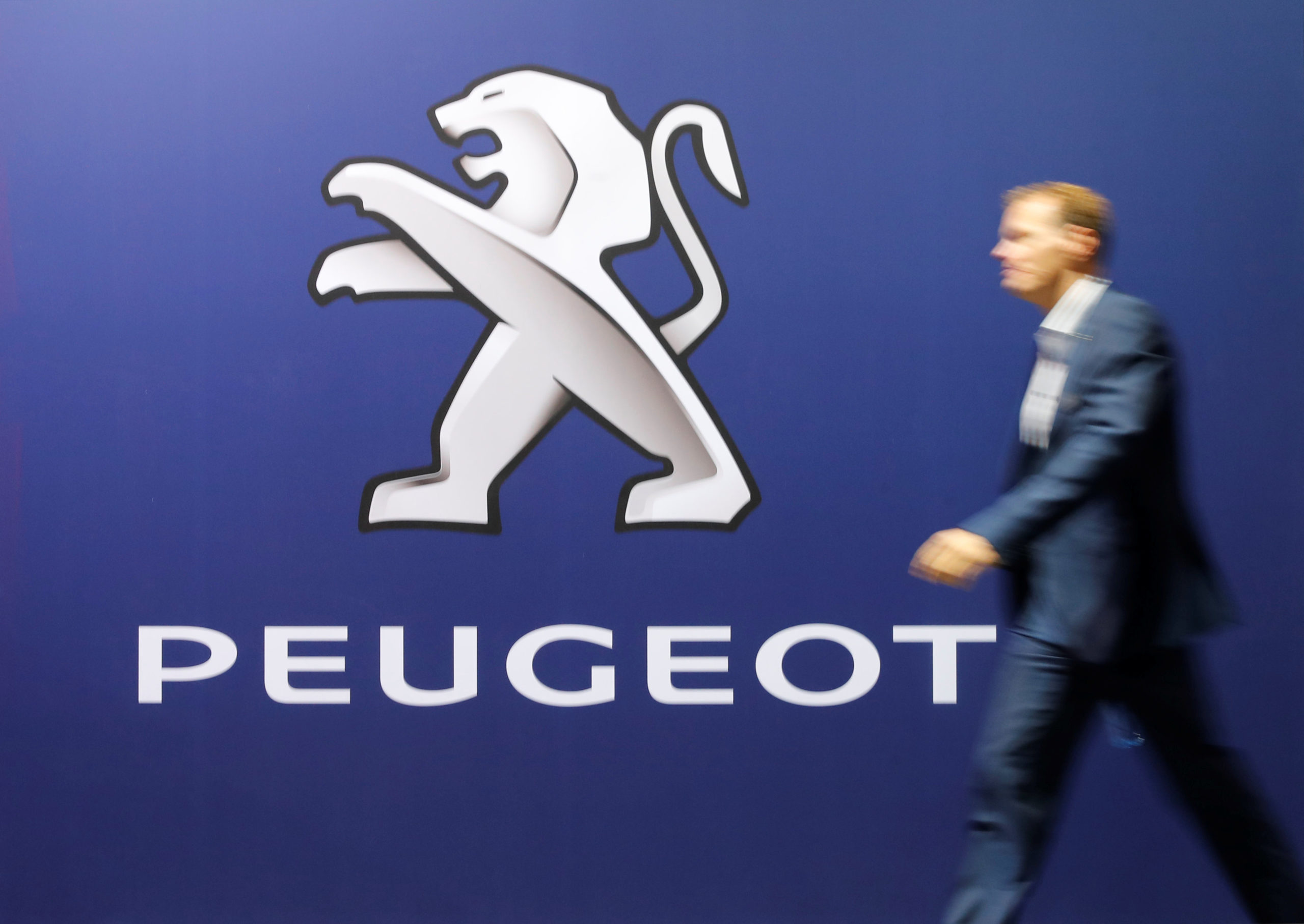 PSA a annoncé que la marque Peugeot ferait son retour aux 24 Heures du Mans en 2023, plus de dix ans après avoir renoncé à la célèbre course d'endurance à cause des graves difficultés financières du constructeur. /Photo prise le 31 octobre 2019/REUTERS/Arnd Wiegmann