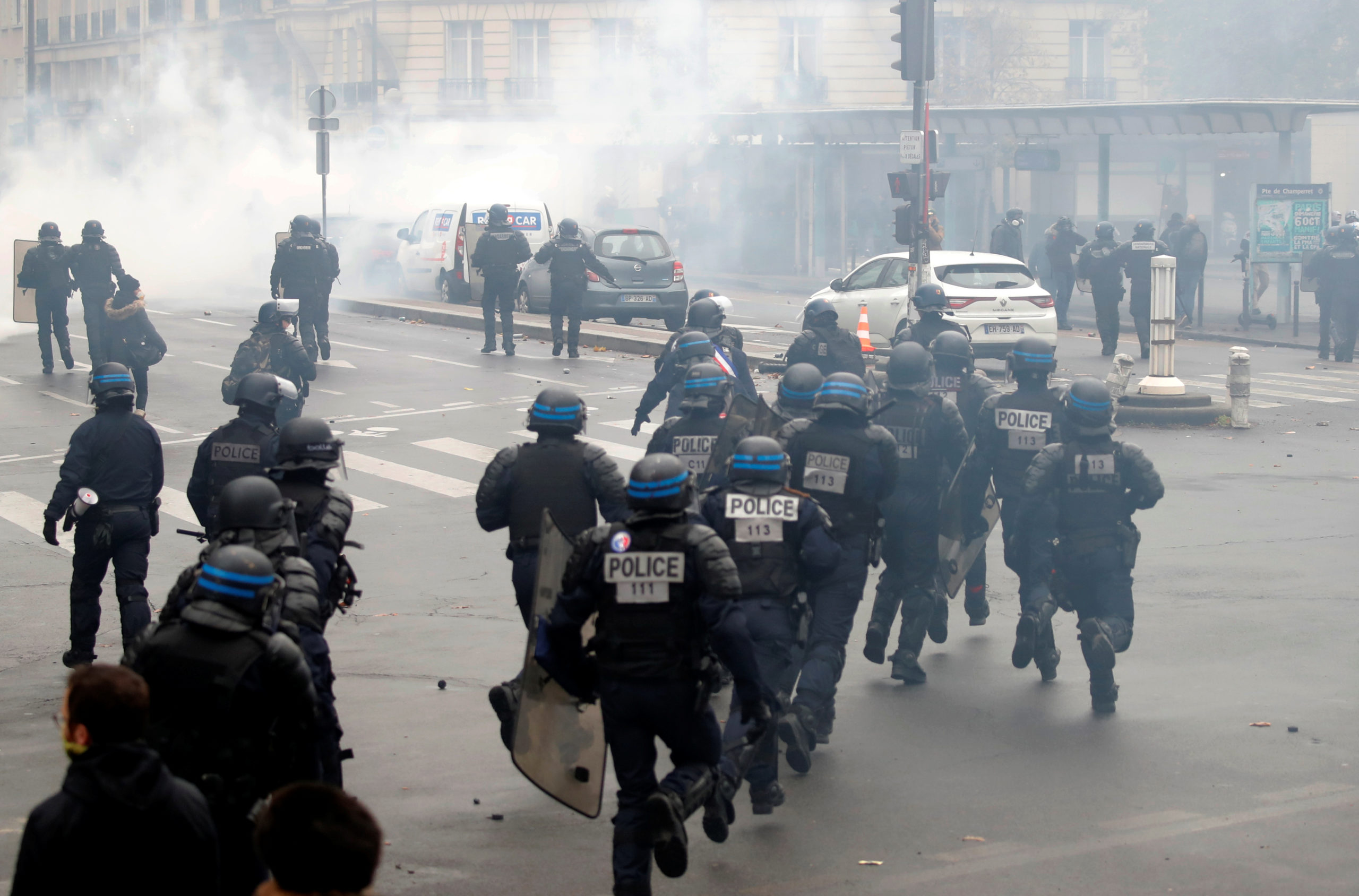 Des violences ont éclaté samedi à Paris avant le départ de manifestations de "Gilets jaunes", entraînant l'annulation de l'une d'entre elles au départ de la place d'Italie, où la police a fait usage de gaz lacrymogène et de canons à eau face à des personnes vêtues de noir et au visage masqué. /Photo prise le 16 novembre 2019/REUTERS/Charles Platiau