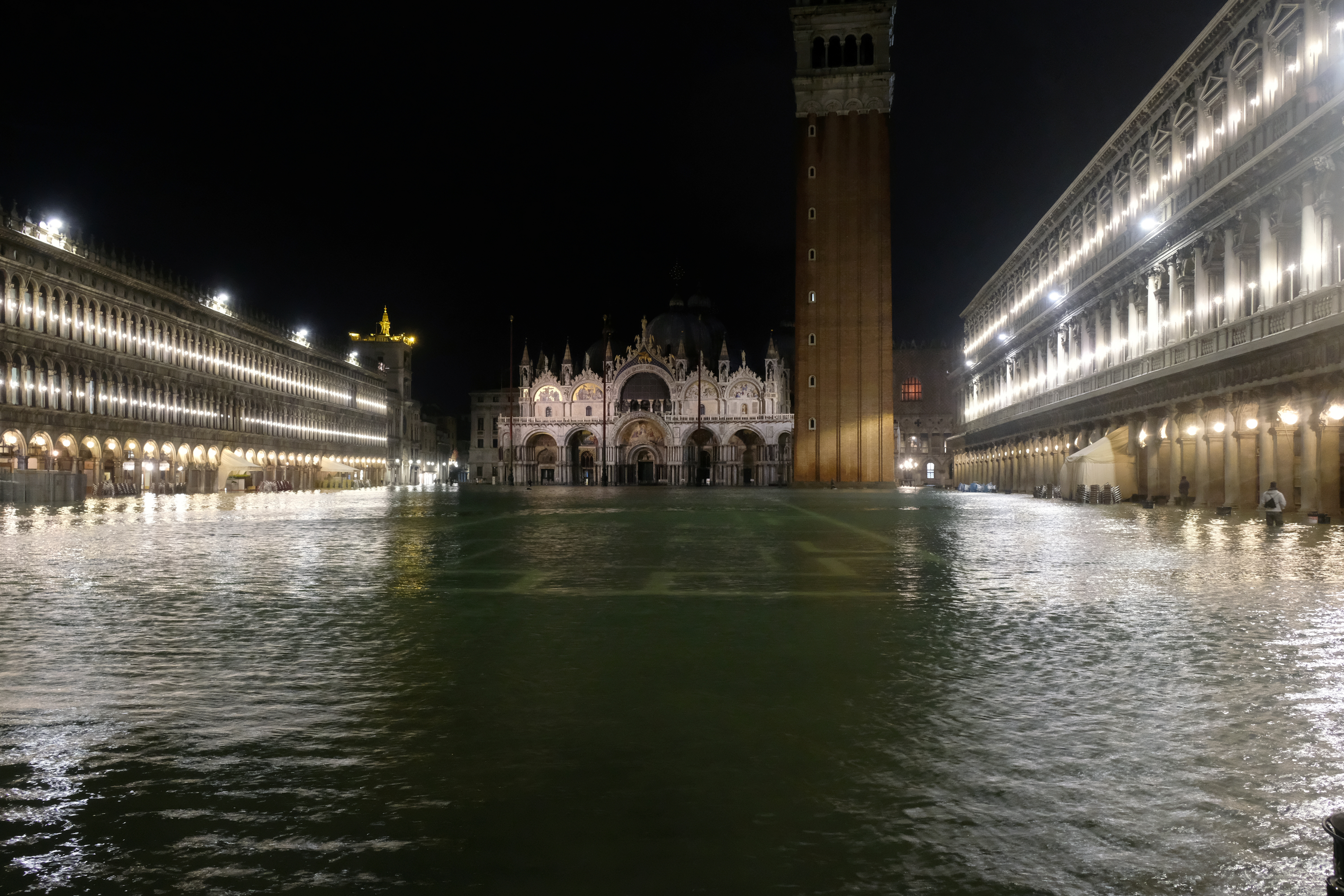 La basilique Saint-Marc et de nombreux quartiers de Venise ont été inondés mardi en raison de la deuxième plus importante "acqua alta" (eau haute) de l'histoire de la ville italienne. /Photo prise le 12 novembre 2019/REUTERS/Manuel Silvestri