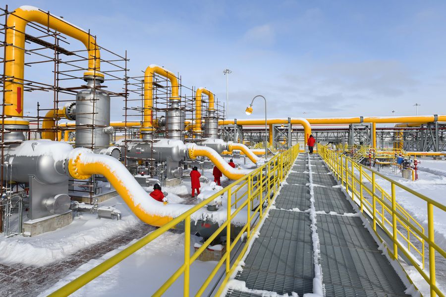 Des membres d'inspection contrôlent une section du gazoduc Chine-Russie à Heihe, dans la province du Heilongjiang (nord-est de la Chine), le 19 novembre 2019.