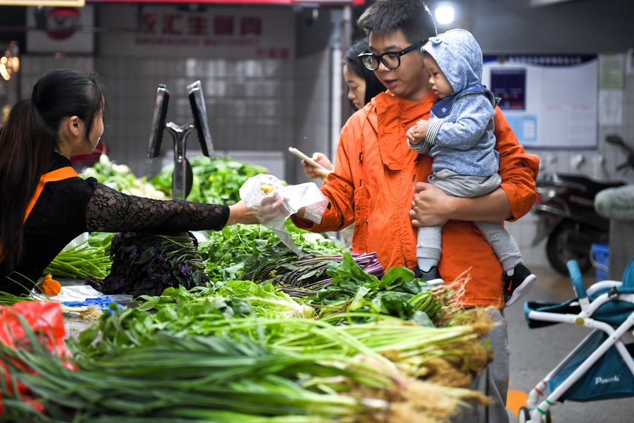 Des clients achètent des légumes sur le marché intelligent de Jinzhaoxing, dans l'arrondissement de Furong à Changsha, ville de la province chinoise du Hunan (centre), le 15 octobre 2019. (Photo : Chen Zeguo)