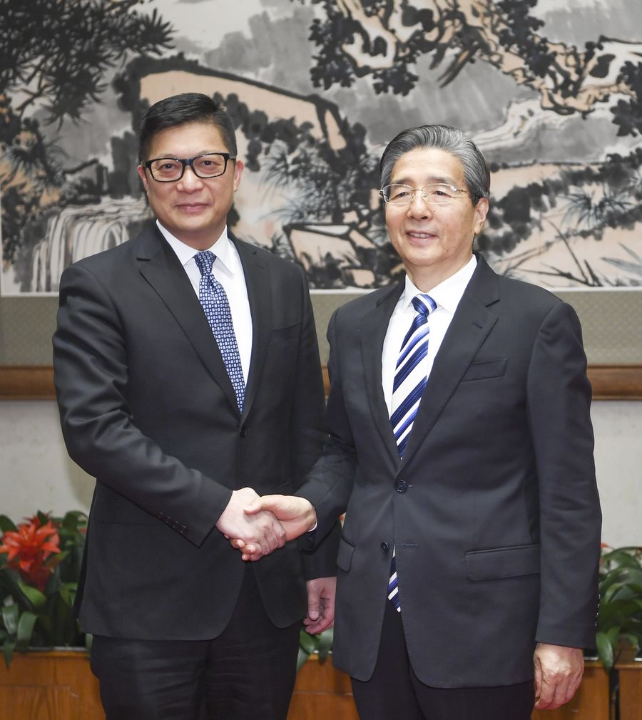 Guo Shengkun, membre du Bureau politique du Comité central du Parti communiste chinois (PCC) et chef de la Commission des affaires politiques et juridiques du Comité central du PCC, rencontre Tang Ping-keung, commissionnaire de la police de la Région administrative spéciale (RAS) de Hong Kong, à Beijing, le 7 décembre 2019.