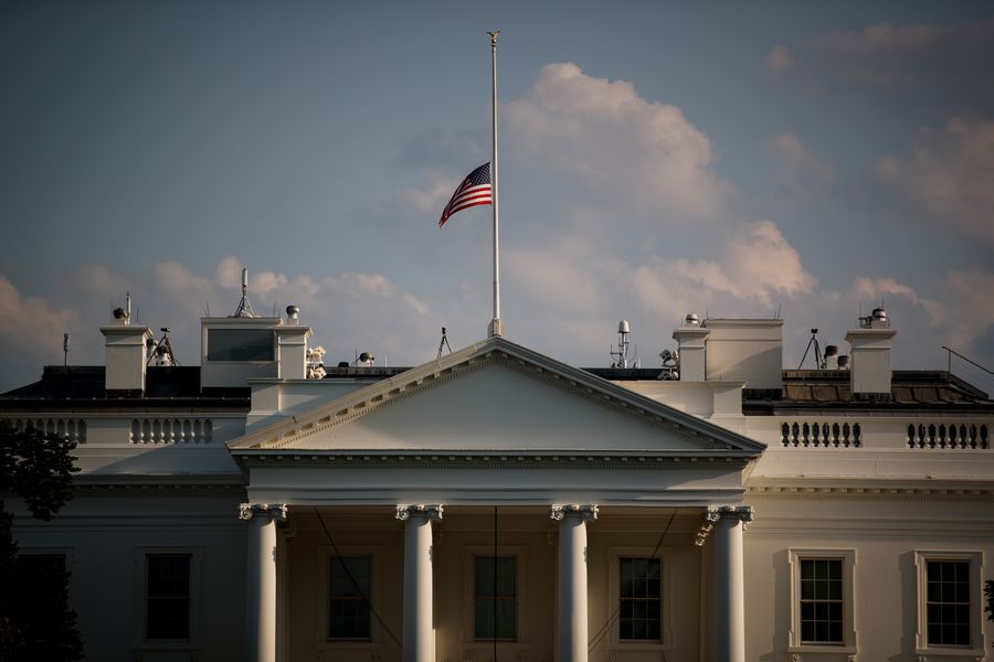 Le drapeau national en berne à la Maison Blanche en signe de deuil pour les victimes de fusillades en masse à El Paso et Dayton, le 4 août 2019. (Photo par Ting Shen/ Xinhua)