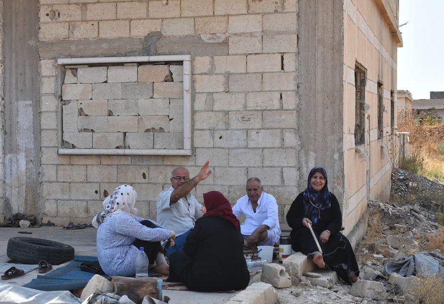 Photo d'archives prise le 15 septembre 2019 montrant des Syriens déplacés se trouvant au point de passage Souran, en banlieue nord de la province de Hama. Des milliers de civils syriens sont retournés chez eux dans la journée depuis les environs des villes des provinces de Hama et d'Idleb, en passant par un point de passage établi par l'armée syrienne, a rapporté l'agence de presse officielle SANA (Xinhua)