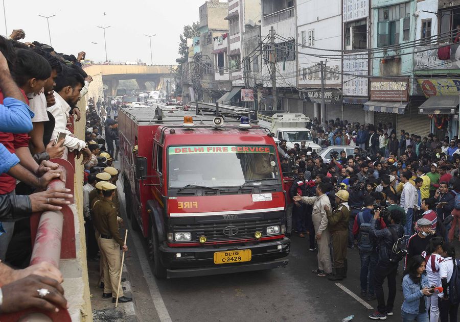 Un camion de pompiers arrive sur le site d'un incendie à New Delhi, en Inde, le 8 décembre 2019. (Str/Xinhua)