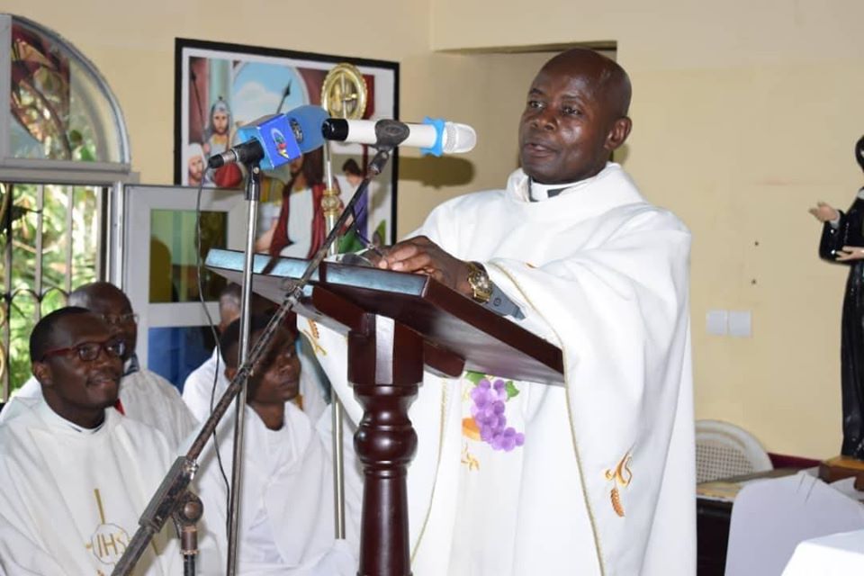 Cameroun : un prêtre de l’Église catholique du diocèse d’Obala décède tragiquement dans un accident de circulation entre Doula et Yaoundé