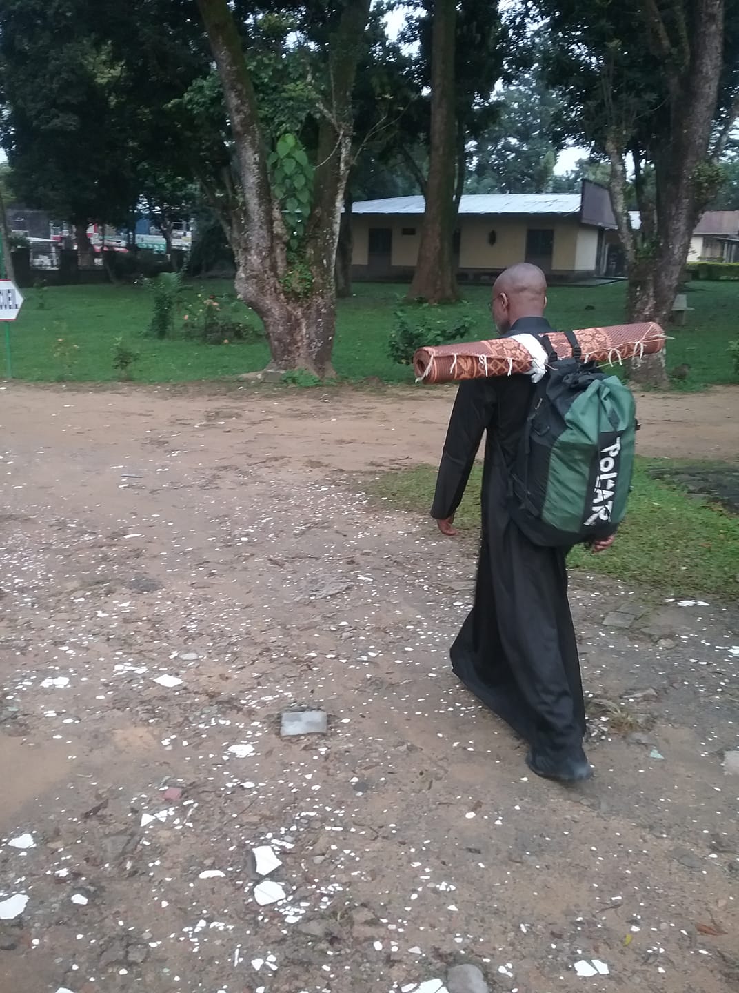Cameroun : un prêtre jésuite stoppé entre Douala et Yaoundé dans sa marche pour la paix
