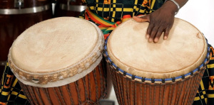Cameroun : la musique de la rue fait danser et réfléchir à travers des thématiques diverses