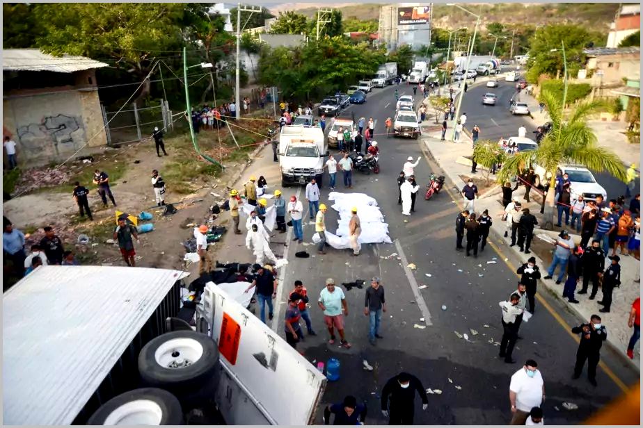 attroupement autour d'un accident de migrants au Mexique