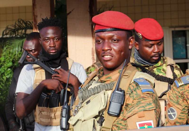 Ibrahim Traoré, président de transition du Burkina Faso, avec des soldats à Ouagadougou. /Photo prise le 2 octobre 2022/REUTERS/Vincent Bado