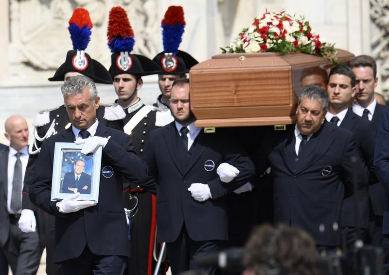 Le cercueil de Silvio Berlusconi quitte la cathédrale de Milan, en Italie, le 14 juin 2023. (Xinhua/Alberto Lingria)