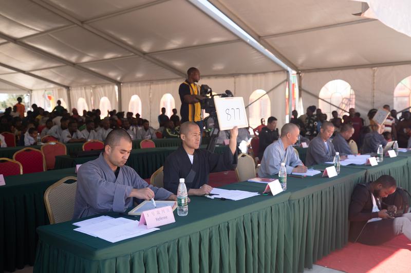 Les maîtres du temple Shaolin de Chine notent les performances des participants lors des Jeux africains de kung-fu Shaolin 2023 qui se sont déroulés au centre culturel Shaolin de Lusaka, en Zambie, le 25 juin 2023.