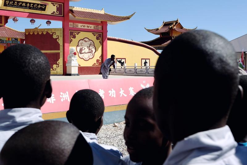 La foule assiste aux Jeux africains de kung-fu Shaolin 2023 qui se sont déroulés au centre culturel Shaolin de Lusaka, en Zambie, le 25 juin 2023. (Xinhua/Yang Zhen)