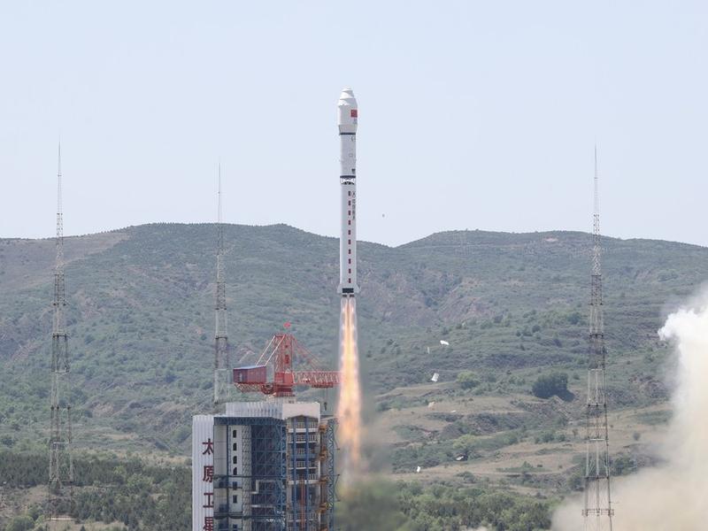 Une fusée Longue Marche-2D transportant 41 satellites décolle depuis le Centre de lancement de satellites de Taiyuan, dans la province chinoise du Shanxi (nord), le 15 juin 2023. (Photo : Zheng Bin)