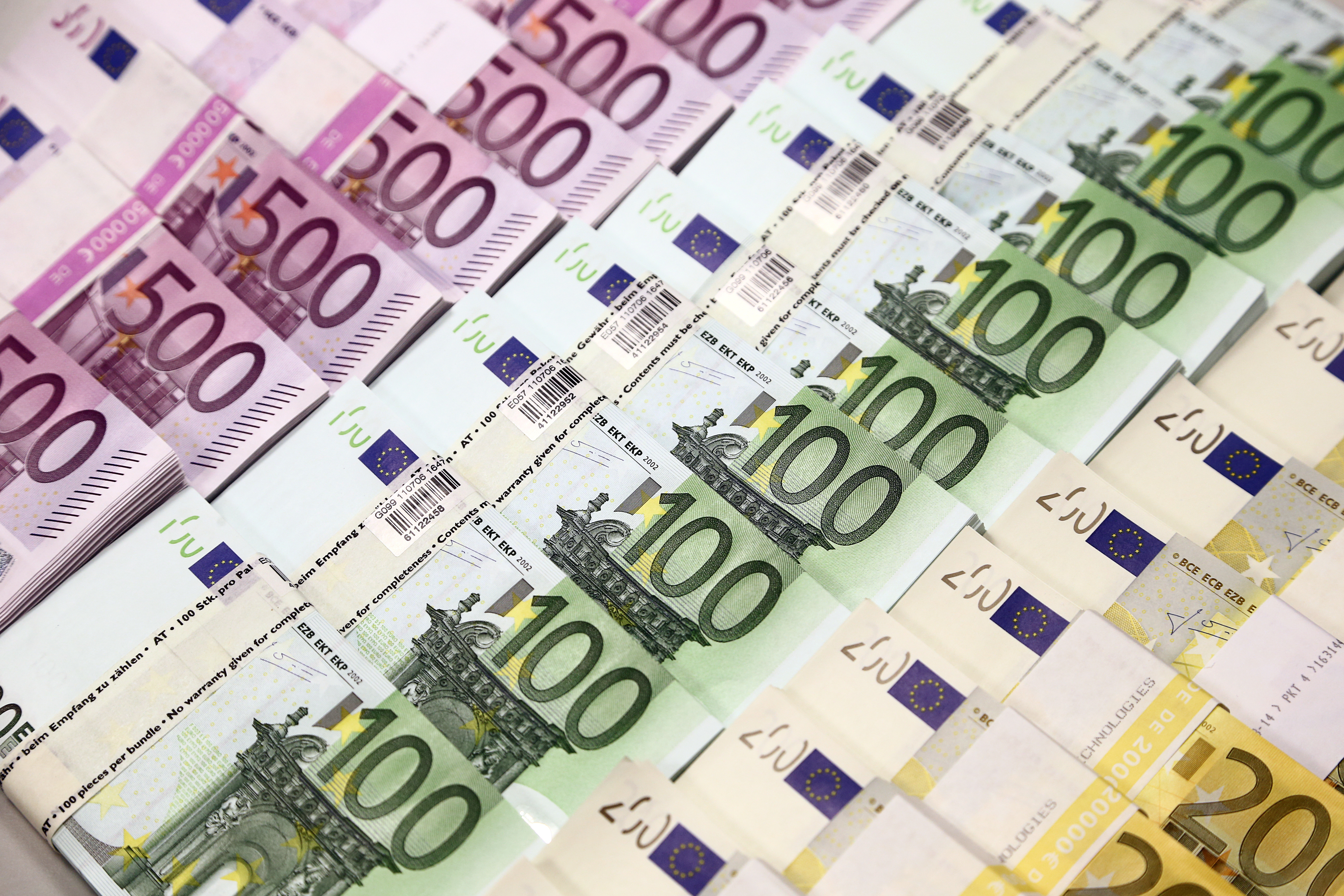 Des billets en euros à la Banque nationale croate à Zagreb. /Photo prise le 21 mai 2019/REUTERS/Antonio Bronic