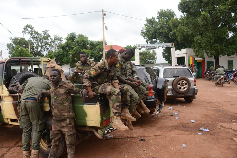 Photo prise le 19 août 2020 montrant des soldats devant un camp militaire à Kati, près de la capitale Bamako, au Mali. (Xinhua/Habib Kouyate)