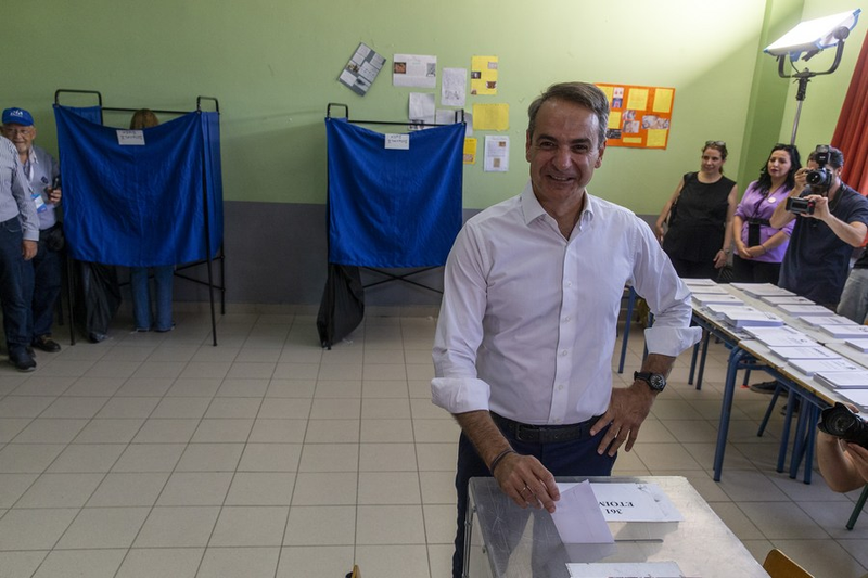 Kyriakos Mitsotakis, chef du parti grec Nouvelle Démocratie (ND, conservateur), dépose son bulletin de vote dans un bureau de vote d'Athènes, en Grèce, le 25 juin 2023. (Xinhua/Marios Lolos)