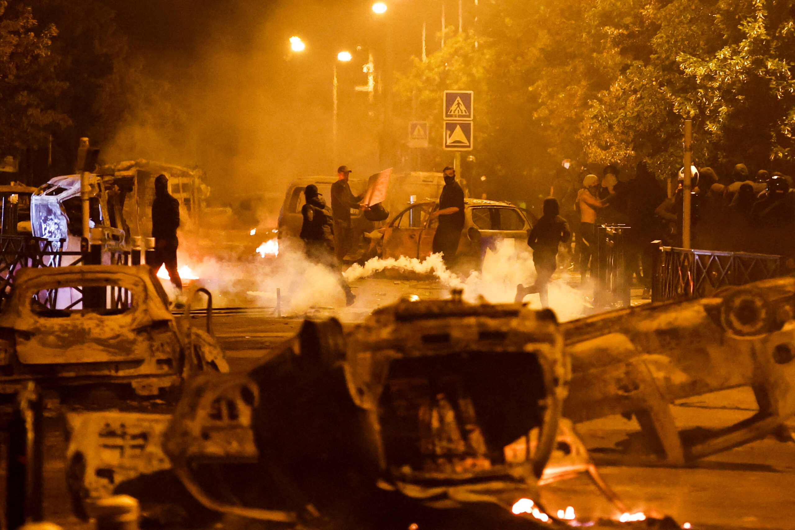 Des manifestants affrontent la police, à la suite de la mort de Nahel, un adolescent de 17 ans tué par un policier français lors d'un contrôle routier, à Nanterre, banlieue parisienne. /Photo prise le 30 juin 2023/REUTERS/Gonzalo Fuentes