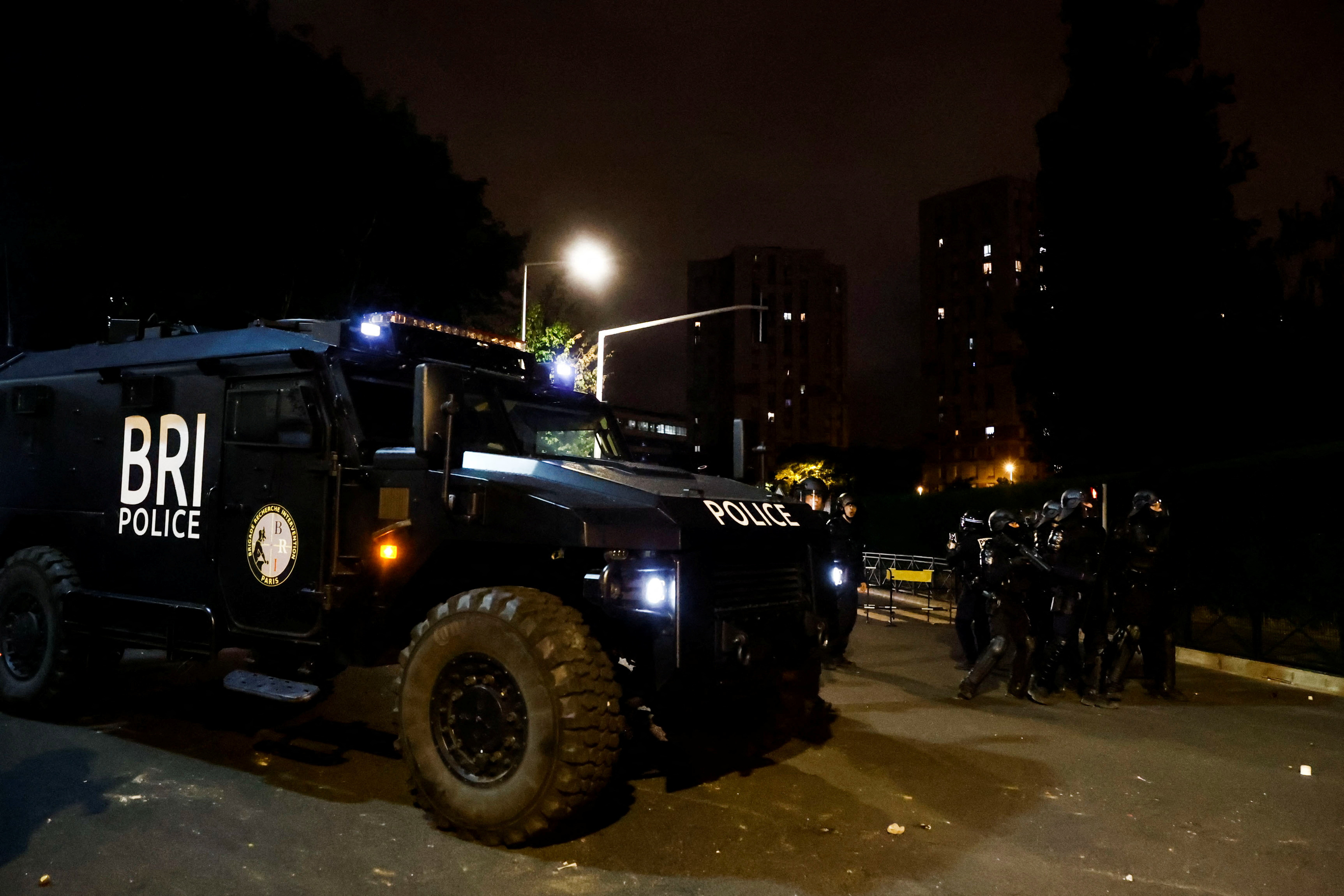 La police française se tient en position alors que des feux d'artifice se déclenchent lors d'affrontements avec des jeunes. /Photo prise le 29 juin 2023/REUTERS/Gonzalo Fuentes