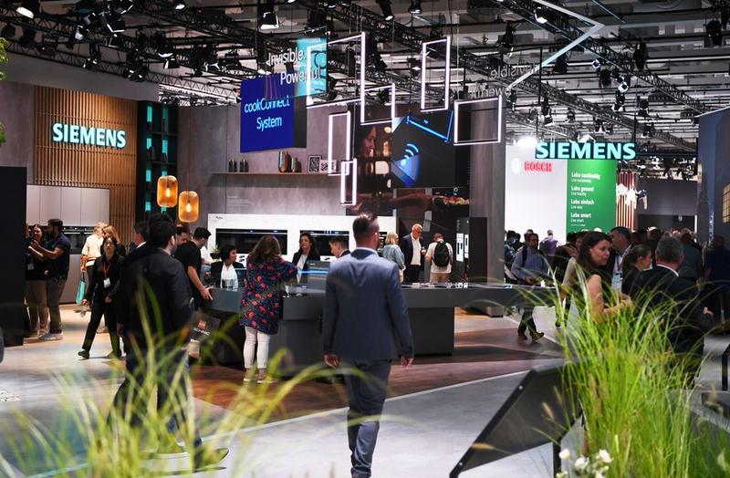 Des visiteurs au stand de Siemens lors du salon technologique allemand IFA 2022 à Berlin, en Allemagne, le 2 septembre 2022. (Xinhua/Ren Pengfei)