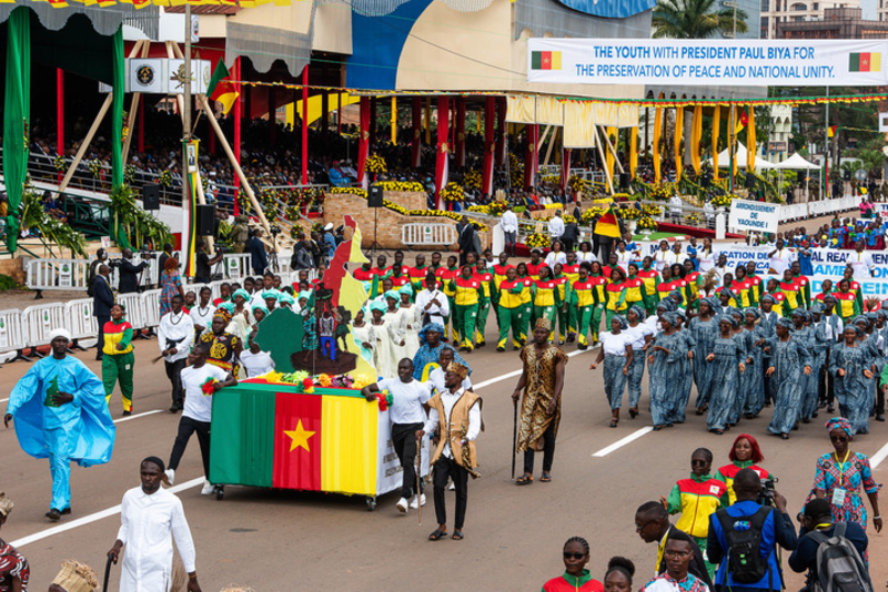 Photo prise le 20 mai 2023 montrant un carré de la diversité culturelle camerounaise défilant lors de la célébration de la fête nationale à Yaoundé, au Cameroun. (Xinhua/Kepseu)