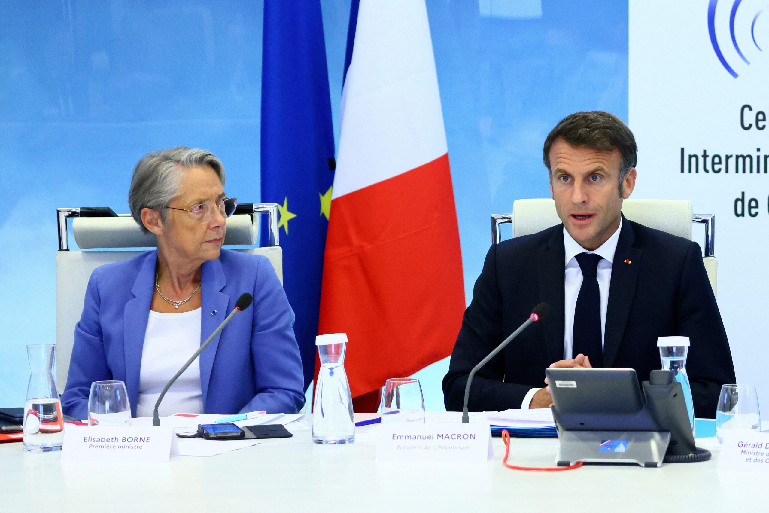 Le président français Emmanuel Macron et le Premier ministre français Elisabeth Borne assistent à une réunion d'urgence du gouvernement après que des émeutes ont éclaté pour la troisième nuit consécutive à travers le pays après la mort de Nahel, un adolescent de 17 ans tué lors d'un contrôle routier à Nanterre par un Officier de police français, au centre de crise d'urgence du ministère de l'Intérieur à Paris, en France. /Photo prise le 30 juin 2023/REUTERS/Yves Herman