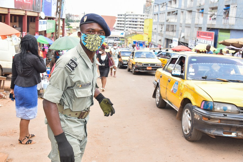 Photo prise le 23 avril 2020 montrant un agent de police en service à Yaoundé, au Cameroun. (Xinhua/Jean Pierre Kepseu)
