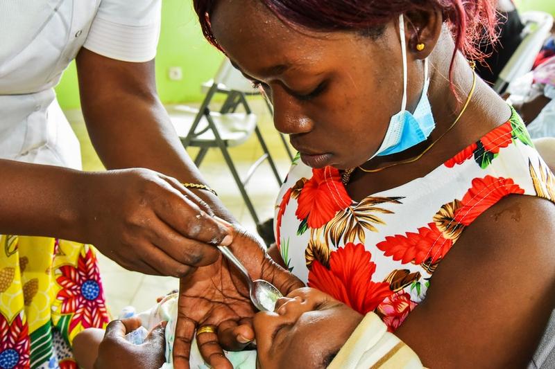Un bébé reçoit un traitement préventif intermittent du paludisme chez les nourrissons (TPIp) à Soa, au Cameroun, le 25 avril 2022. (Xinhua/Kepseu)