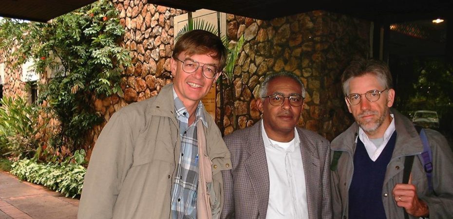 Mgr Macram Max Gassis (au milieu) avec les collaborateurs de CSI Gunnar Wiebalck (à gauche) et John Eibner (à droite) en 1999. csi
