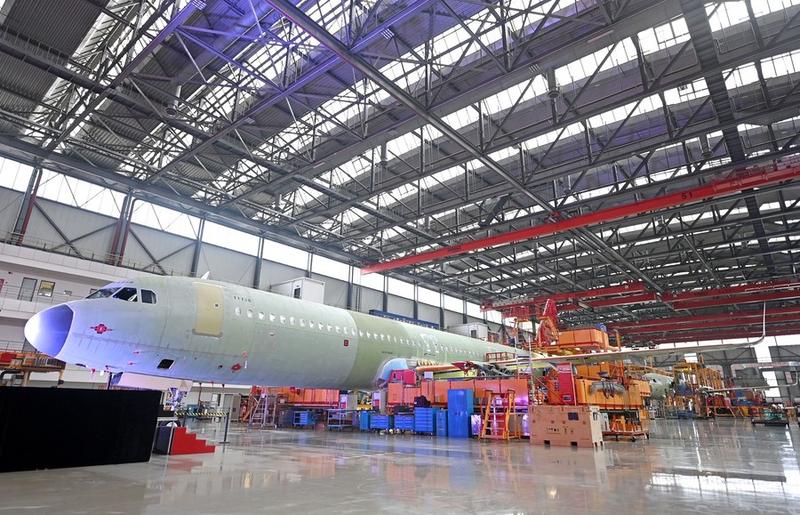 Photo prise le 9 novembre 2022 montrant la chaîne d'assemblage final de la famille A320 d'Airbus à Tianjin, dans le nord de la Chine. (Xinhua)
