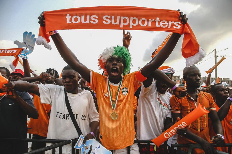 Des supporters donnent de la voix lors du match de football de la Coupe d'Afrique des Nations (CAN) opposant la Côte d'Ivoire au Nigeria au Complexe sportif de Yopougon, à Abidjan, en Côte d'Ivoire, le 18 janvier 2024. (Xinhua/Yvan Sonh)