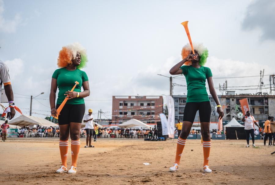 Des supporters donnent de la voix lors du match de football de la Coupe d'Afrique des Nations (CAN) opposant la Côte d'Ivoire au Nigeria au Complexe sportif de Yopougon, à Abidjan, en Côte d'Ivoire, le 18 janvier 2024. (Xinhua/Yvan Sonh)