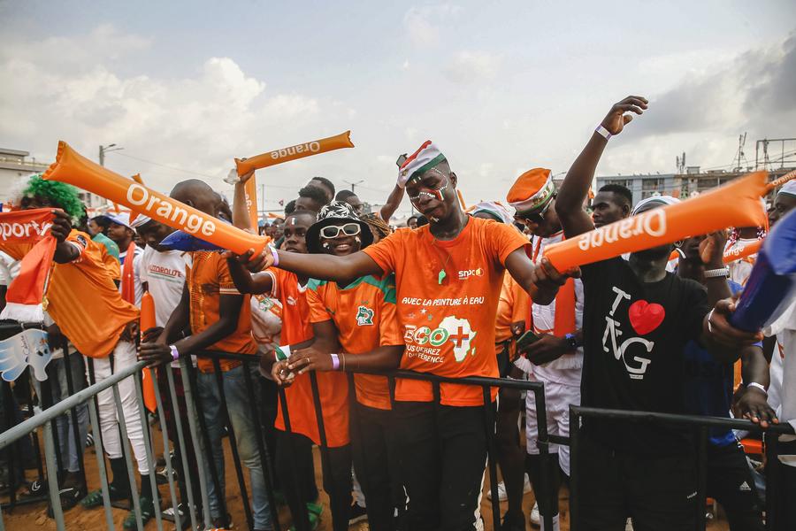 Des supporters donnent de la voix lors du match de football de la Coupe d'Afrique des Nations (CAN) opposant la Côte d'Ivoire au Nigeria au Complexe sportif de Yopougon, à Abidjan, en Côte d'Ivoire, le 18 janvier 2024. (Xinhua/Yvan Sonh)