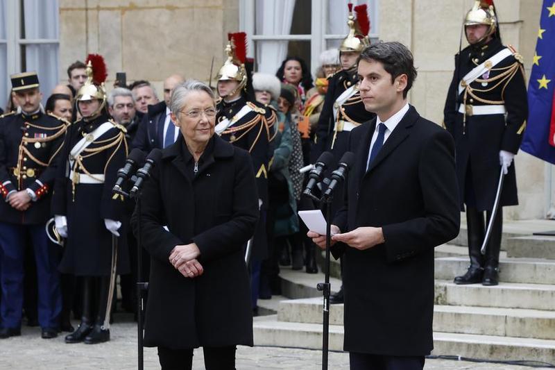 Gabriel Attal (premier à droite au premier plan) prononce un discours lors de la cérémonie de passation de pouvoir à l'Hôtel Matignon, résidence officielle du Premier ministre français, à Paris, en France, le 9 janvier 2024. (Xinhua/Rit Heize)