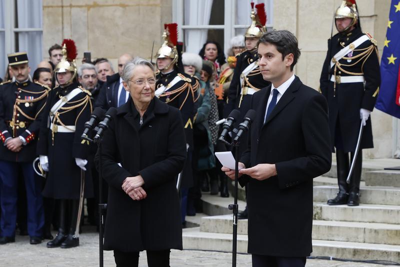 Gabriel Attal (premier à droite au premier plan) prononce un discours lors de la cérémonie de passation de pouvoir à l'Hôtel Matignon, résidence officielle du Premier ministre français, à Paris, en France, le 9 janvier 2024. Le président français Emmanuel Macron a nommé mardi Gabriel Attal au poste de Premier ministre suite à la démission de l'ancienne cheffe du gouvernement Elisabeth Borne, a annoncé l'Elysée. (Xinhua/Rit Heize)