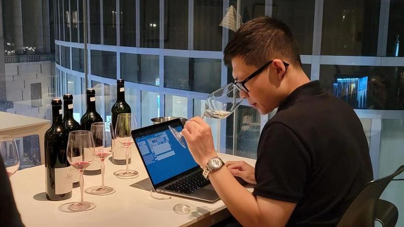 Shuai Zekun, dégustateur et éditeur du site jamessuckling.com, déguste du vin. (Photo fournie à Xinhua)