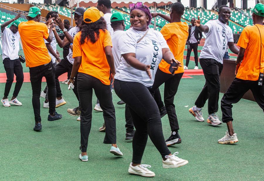 Photo prise le 3 janvier montrant la cérémonie des bénévoles de la Coupe d'Afrique des nations (CAN) tenue au stade olympique d'Ebimpe à Abidjan, en Côte d'Ivoire. (Xinhua/Laurent Idibouo)