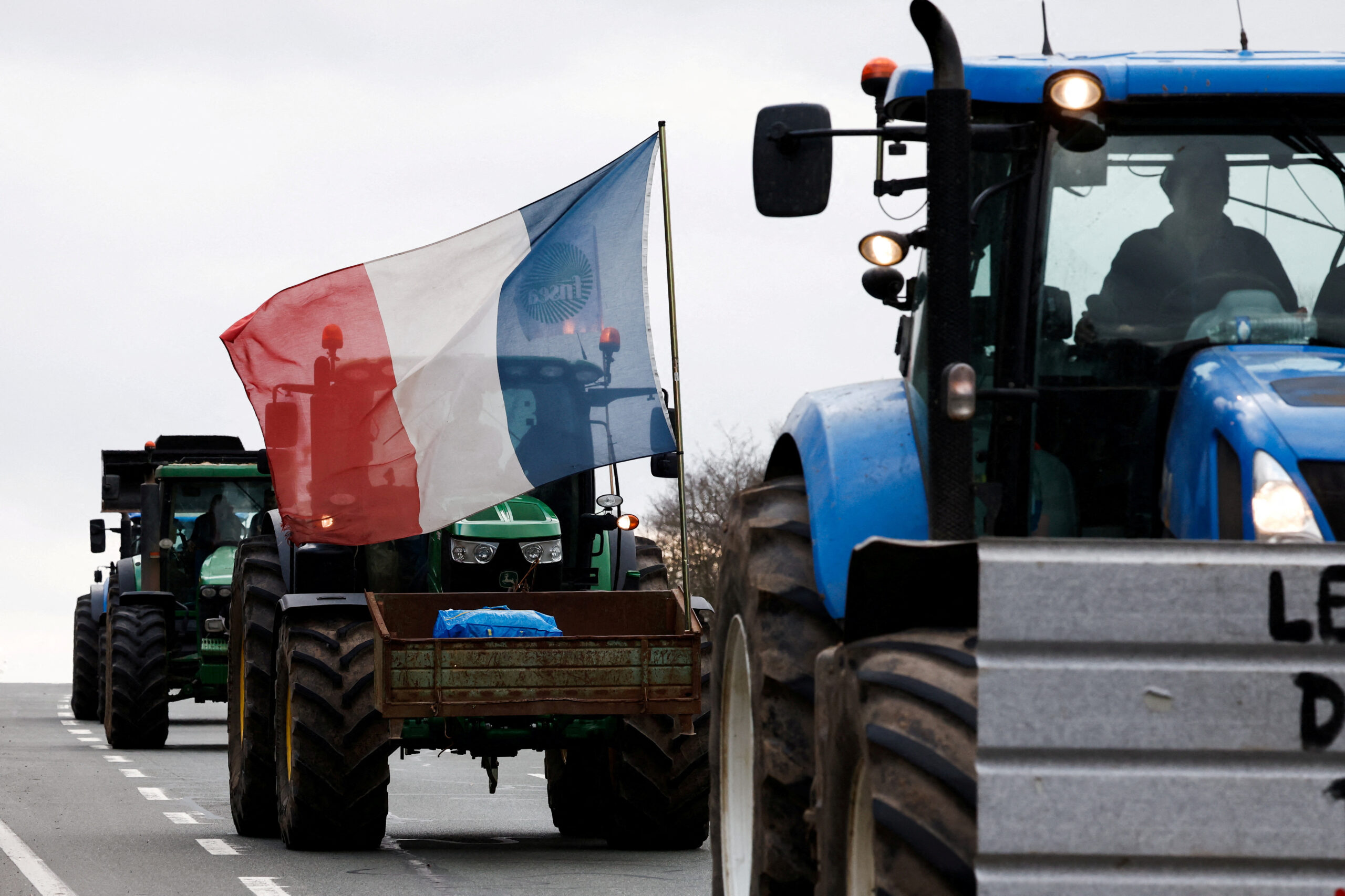 Photo d'archives: Les agriculteurs français utilisent leurs tracteurs lors d'une opération de ralentissement près de l'aéroport Roissy Charles-de-Gaulle, alors qu'ils protestent contre les pressions sur les prix, les taxes et la réglementation écologique, des griefs partagés par les agriculteurs à travers l'Europe, à Fosses, près de Paris, en France. /Photo prise le 31 janvier 2024/REUTERS/Benoit Tessier