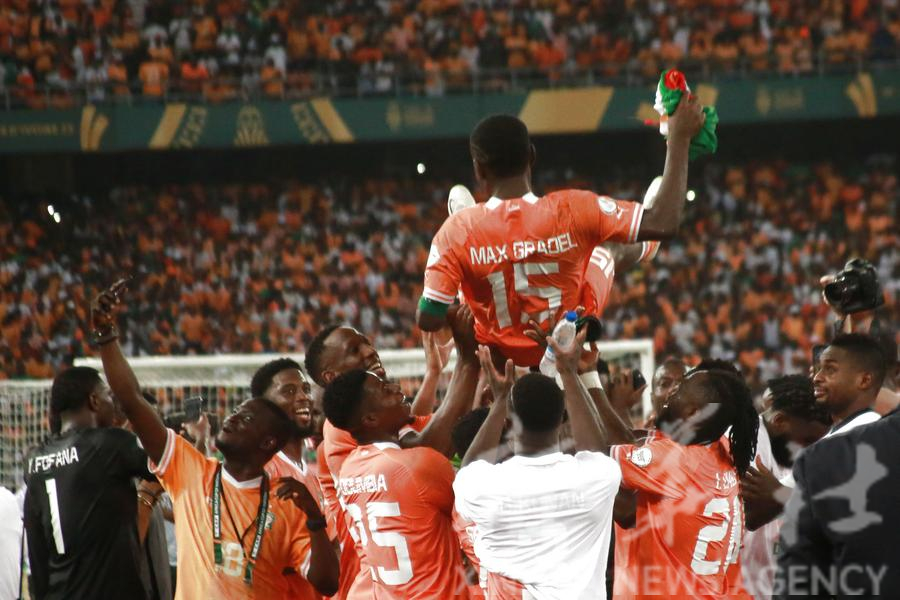 Les joueurs de Côte d'Ivoire célèbrent la victoire en finale de la Coupe d'Afrique des nations de football (CAN) entre le Nigeria et la Côte d'Ivoire à Abidjan, en Côte d'Ivoire, le 11 février 2024. (Xinhua/Yvan Sonh)