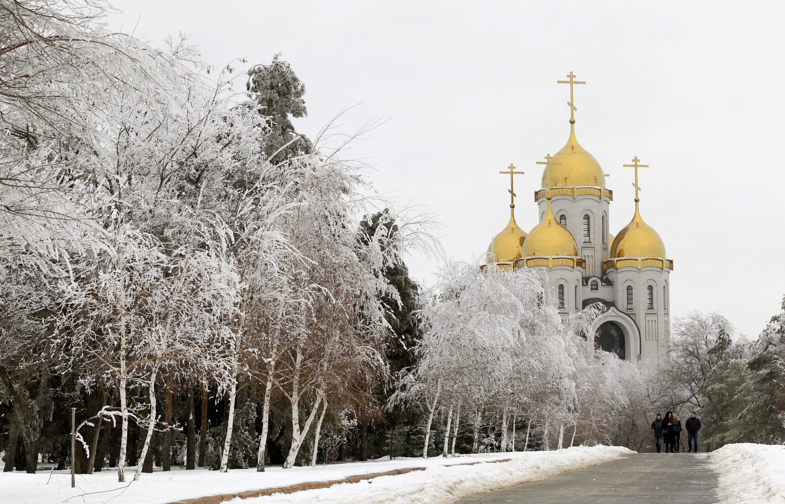 Des touristes visitent une église orthodoxe à Volgograd, en Russie. /Photo prise le 1er janvier 2014/REUTERS/Vasily Fedosenko