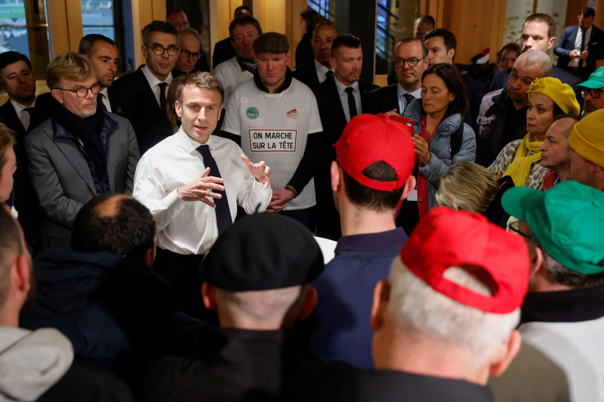 Emmanuel Macron rencontre des agriculteurs manifestant avant l'ouverture du Salon de l'Agriculture à Paris. /Photo prise le 24 février 2024/REUTERS/Ludovic Marin