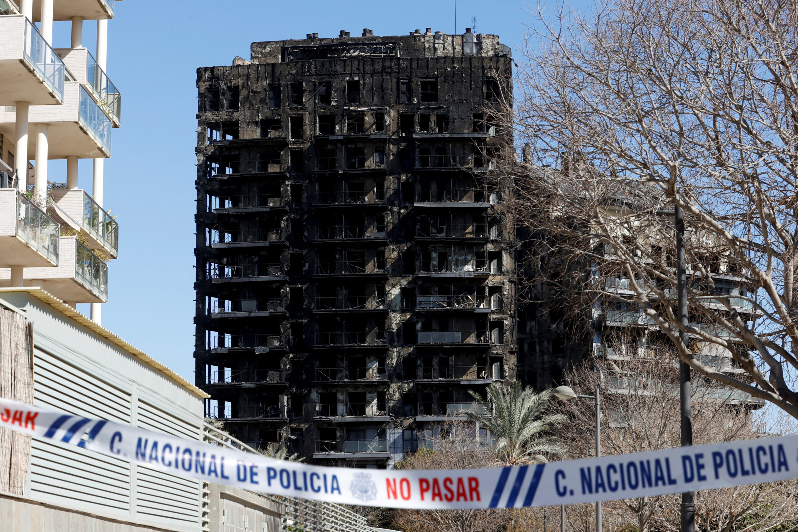 L'immeuble qui a été frappé par un incendie à Valence, en Espagne. /Photo prise le 23 février 2024/REUTERS/Eva Manez
