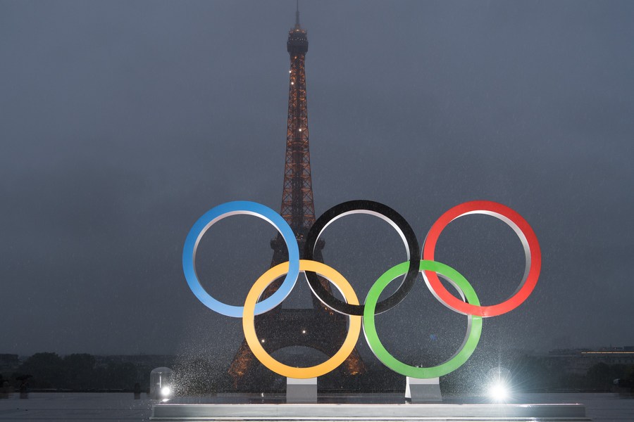 Les cinq anneaux olympiques sur la place du Trocadéro à Paris, en France, le 13 septembre 2017. (Xinhua/Chen Yichen)