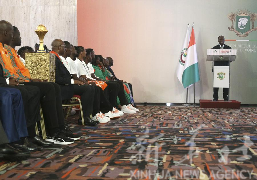 Le président ivoirien Alassane Ouattara (1er à droite) s'exprime lors d'une cérémonie récompensant l'équipe nationale de football de Côte d'Ivoire au palais présidentiel à Abidjan, en Côte d'Ivoire, le 13 février 2024. (Xinhua/Yvan Sonh)