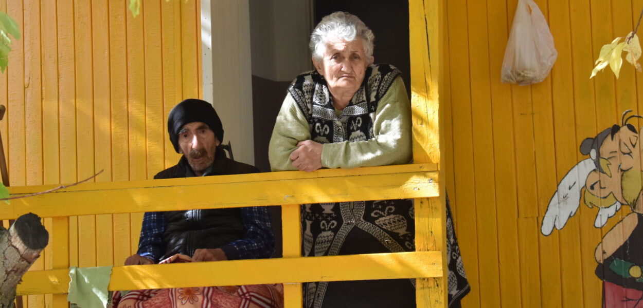 Une grande nostalgie de leur patrie : Slavik et Ira Sargsyans (75 et 67 ans) ont fui Stepanakert et vivent désormais dans un camp soutenu par CSI à Torosgyugh en Arménie. Pour les personnes âgées, l’expulsion du Haut-Karabakh pèse particulièrement lourd. csi