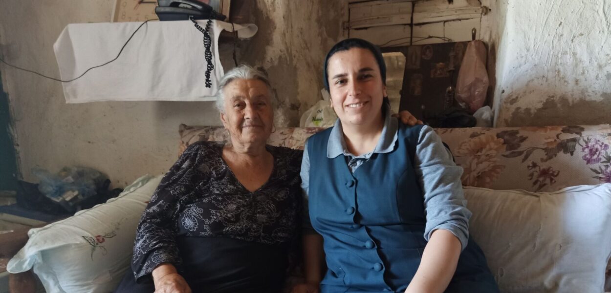Souria, une Syrienne de 75 ans, est reconnaissante du soutien qu’elle reçoit de la part de sœur Fadia. csi